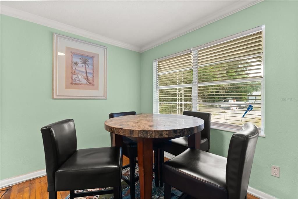 На продажу: $249,900 (2 спален, 1 ванн, 1006 Квадратных фут)