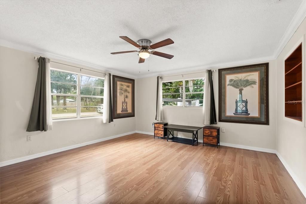 На продажу: $249,900 (2 спален, 1 ванн, 1006 Квадратных фут)