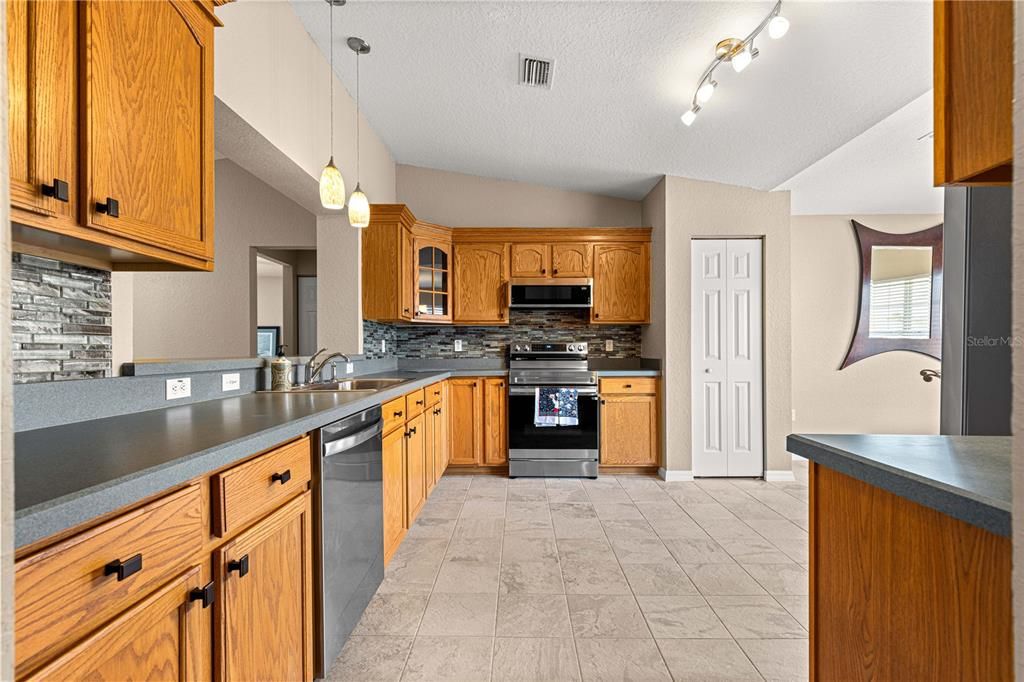 На продажу: $309,900 (2 спален, 2 ванн, 1822 Квадратных фут)