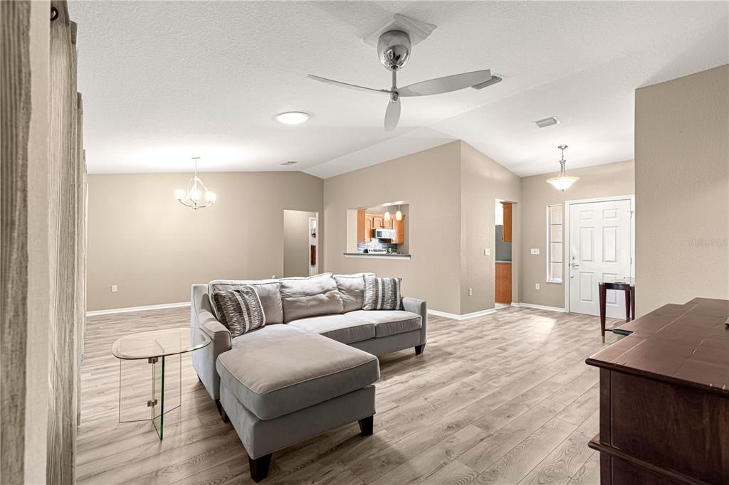 На продажу: $309,900 (2 спален, 2 ванн, 1822 Квадратных фут)