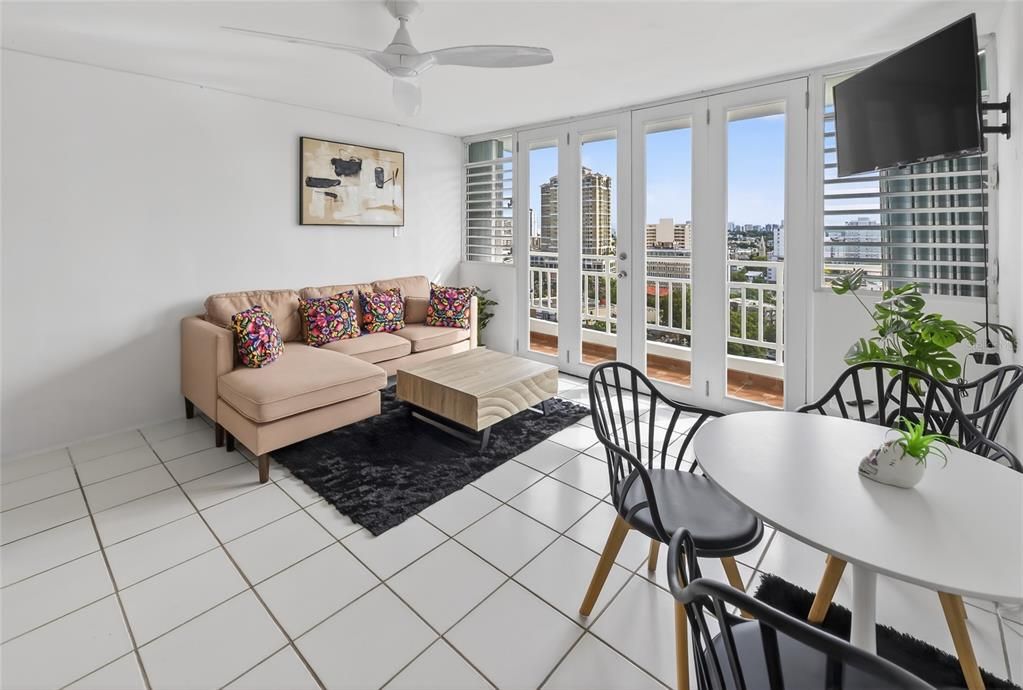 For Sale: $295,000 (1 beds, 1 baths, 620 Square Feet)