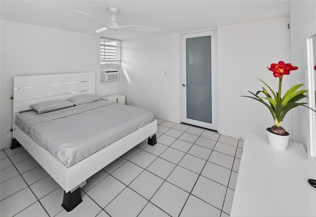 For Sale: $295,000 (1 beds, 1 baths, 620 Square Feet)