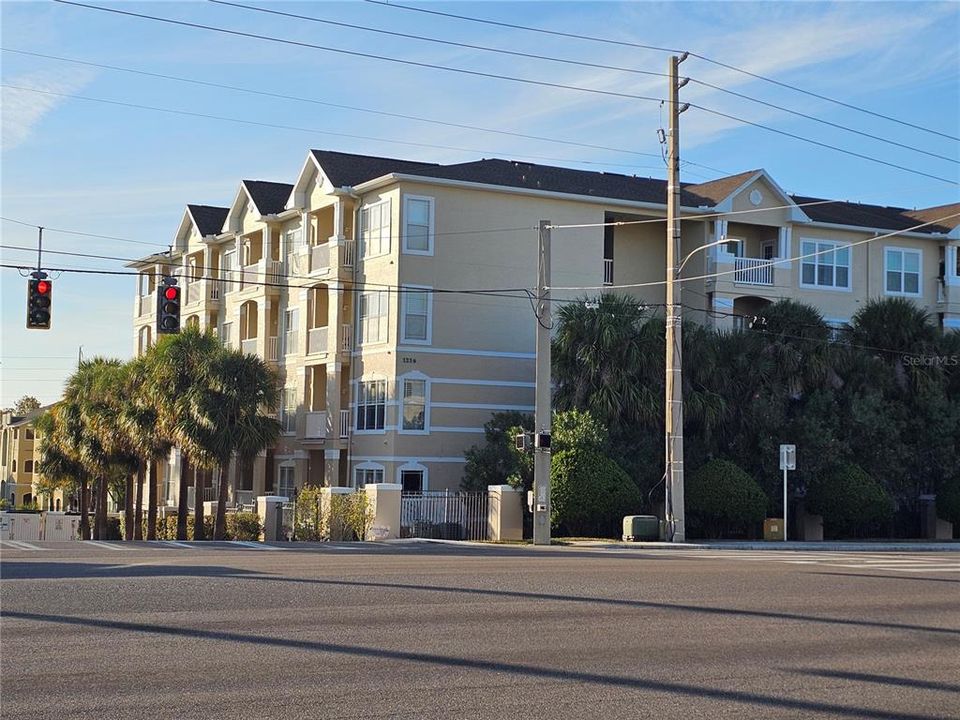 For Sale: $165,000 (1 beds, 1 baths, 660 Square Feet)