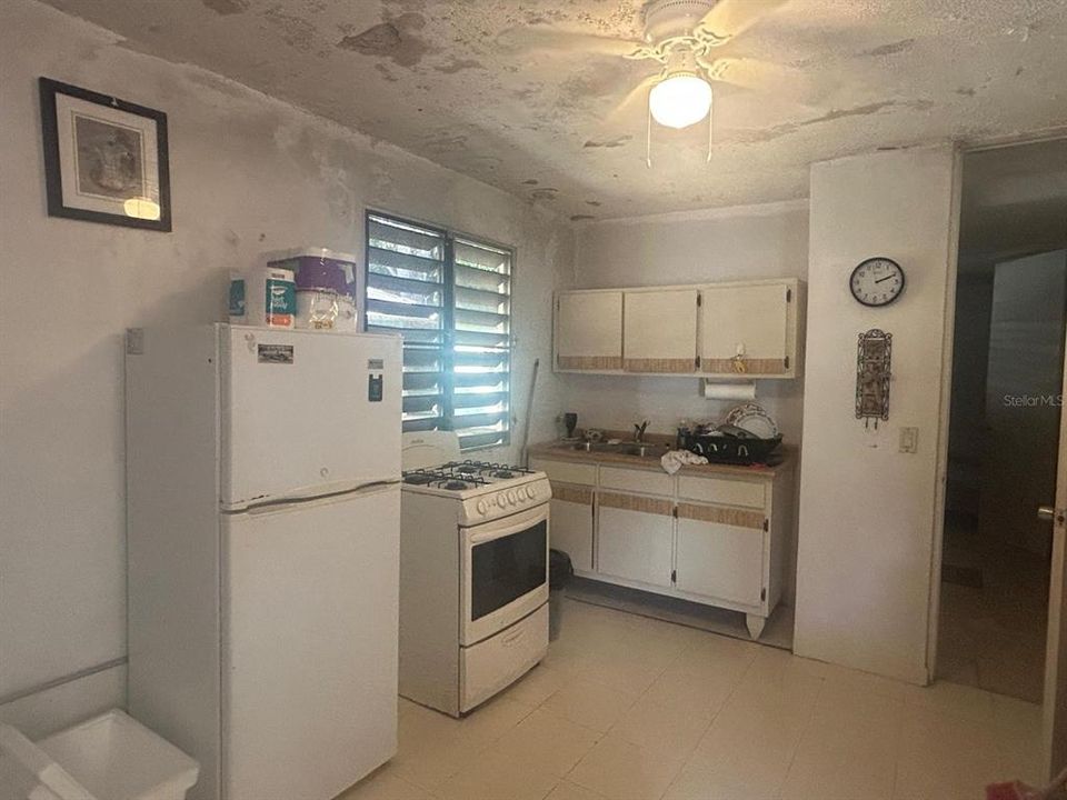 На продажу: $240,000 (4 спален, 2 ванн, 1200 Квадратных фут)