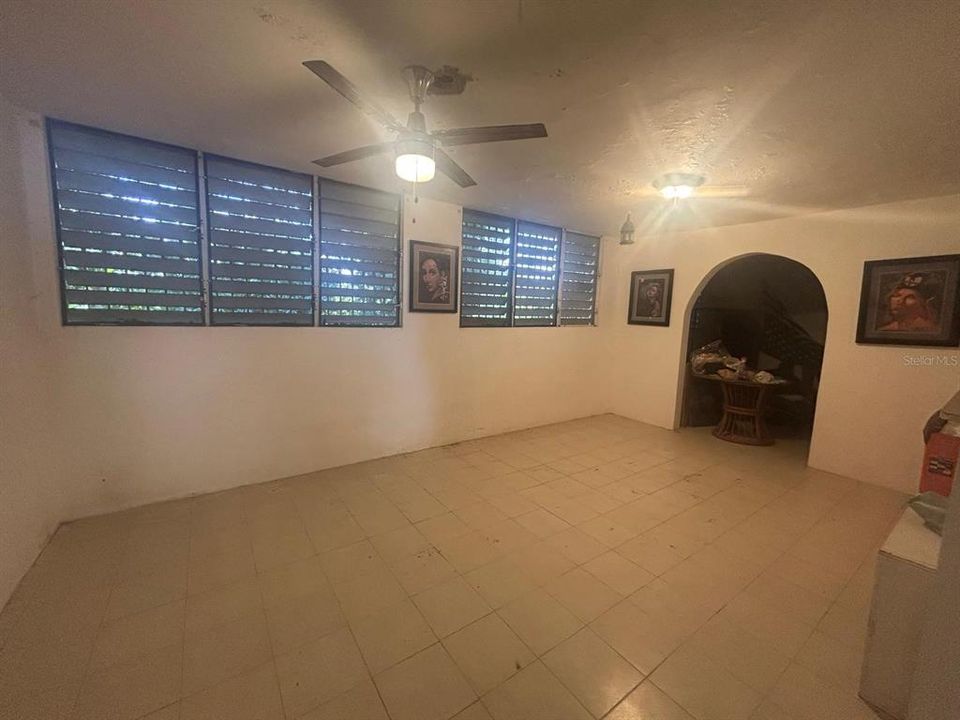 На продажу: $240,000 (4 спален, 2 ванн, 1200 Квадратных фут)