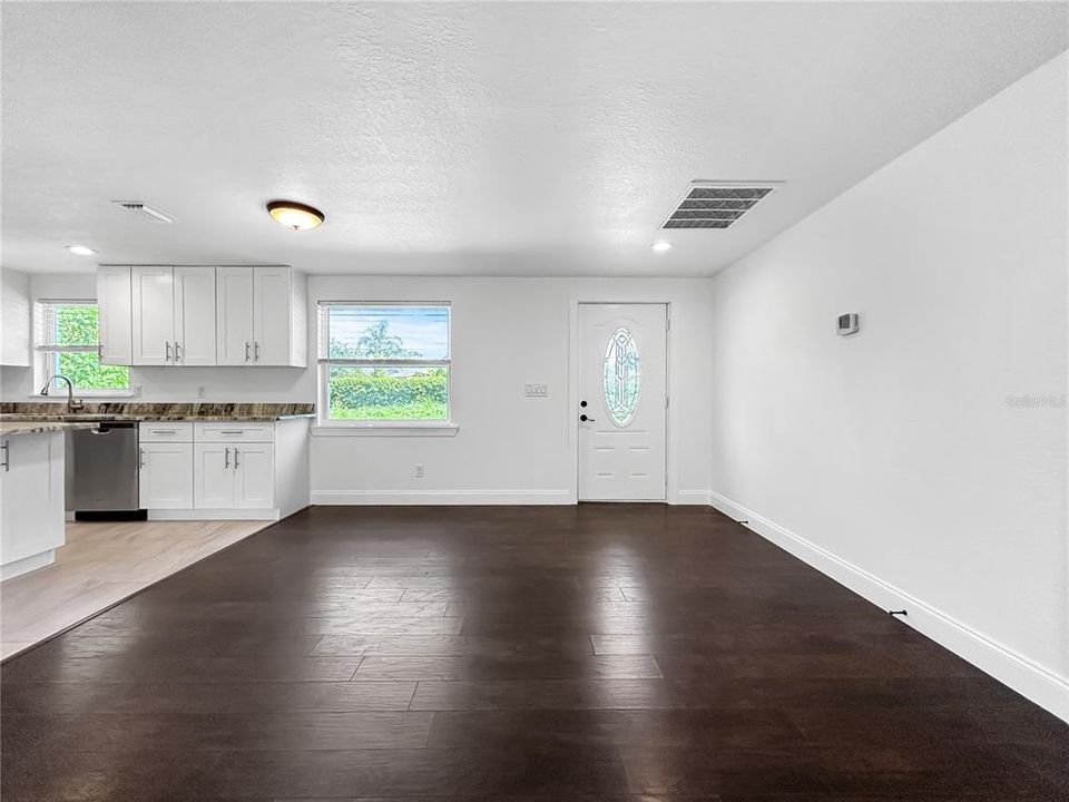 For Sale: $475,000 (3 beds, 2 baths, 1300 Square Feet)