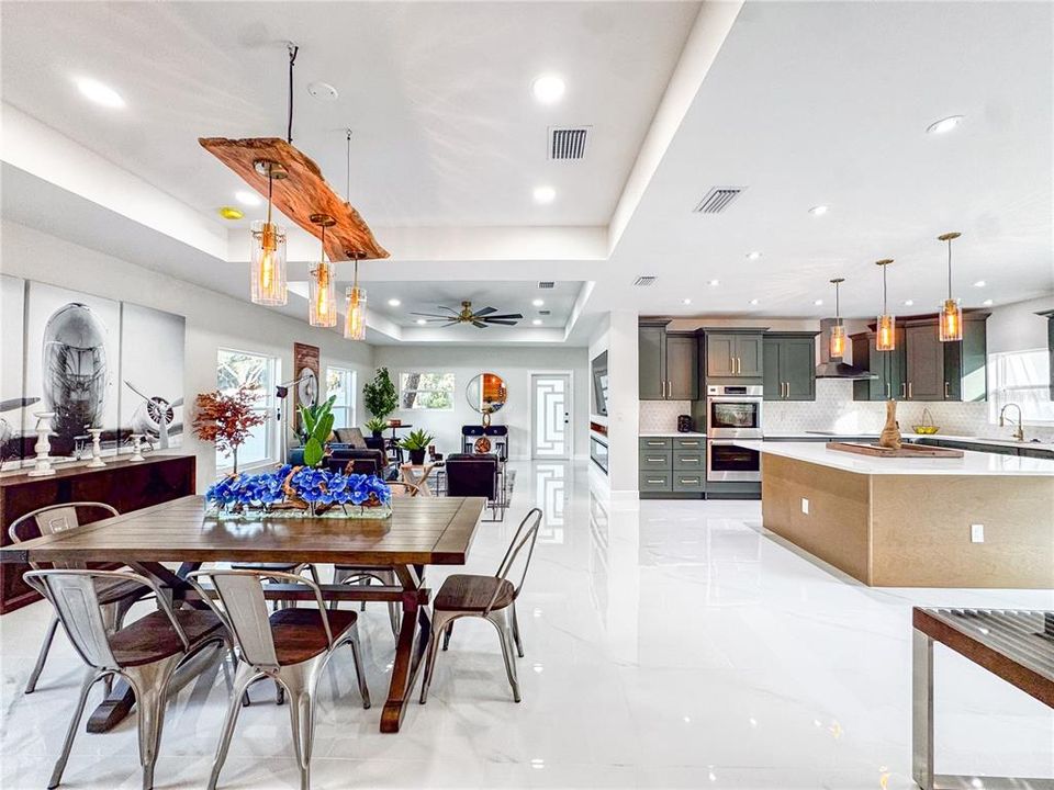 En Venta: $810,000 (4 camas, 3 baños, 2670 Pies cuadrados)