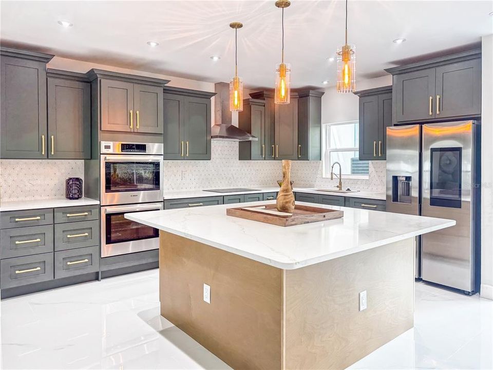 En Venta: $810,000 (4 camas, 3 baños, 2670 Pies cuadrados)