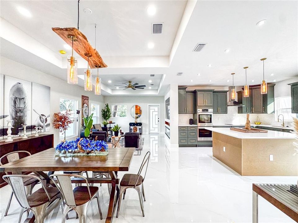 En Venta: $810,000 (4 camas, 3 baños, 2670 Pies cuadrados)