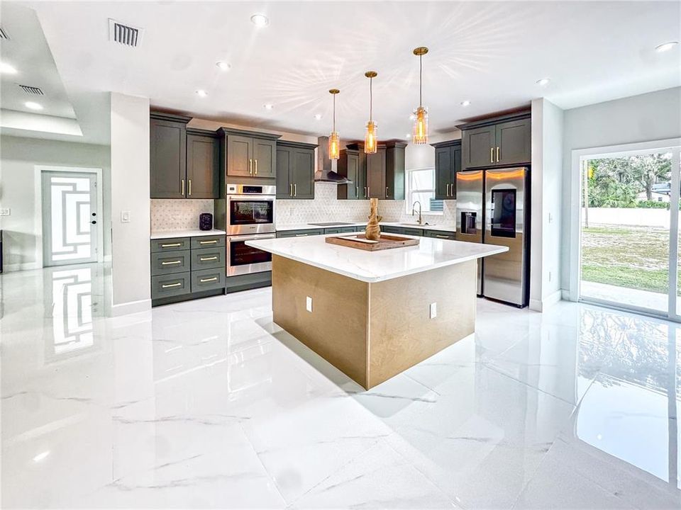 En Venta: $810,000 (4 camas, 3 baños, 2670 Pies cuadrados)