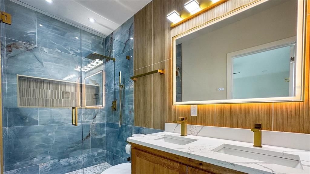 En Venta: $810,000 (4 camas, 3 baños, 2670 Pies cuadrados)