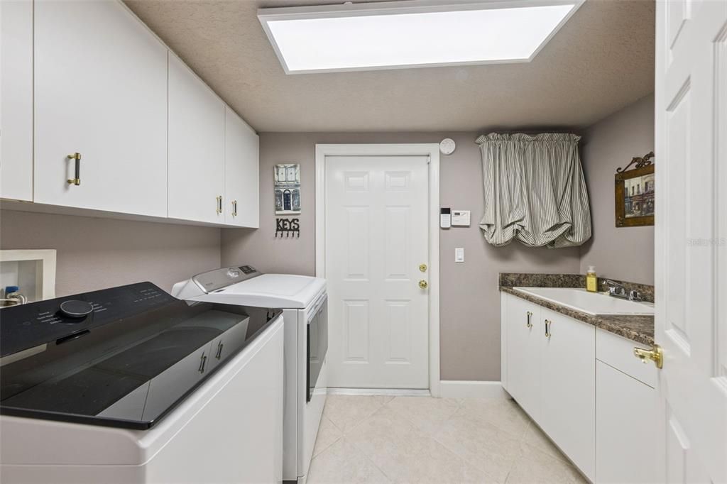 En Venta: $899,000 (4 camas, 3 baños, 3067 Pies cuadrados)