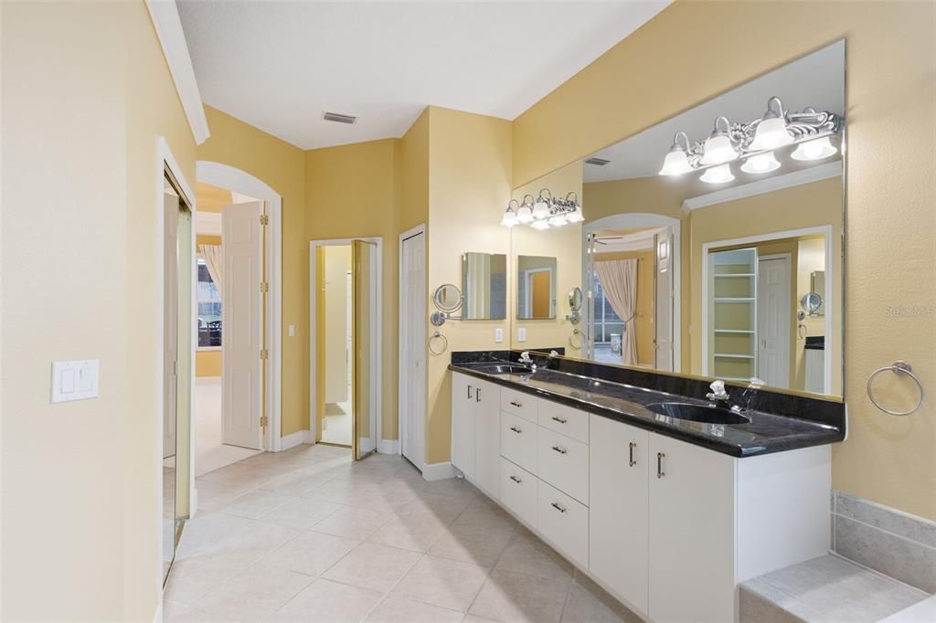 En Venta: $899,000 (4 camas, 3 baños, 3067 Pies cuadrados)