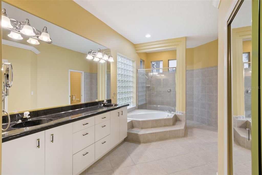 En Venta: $899,000 (4 camas, 3 baños, 3067 Pies cuadrados)