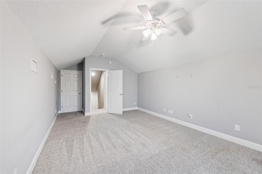 En Venta: $899,000 (4 camas, 3 baños, 3067 Pies cuadrados)