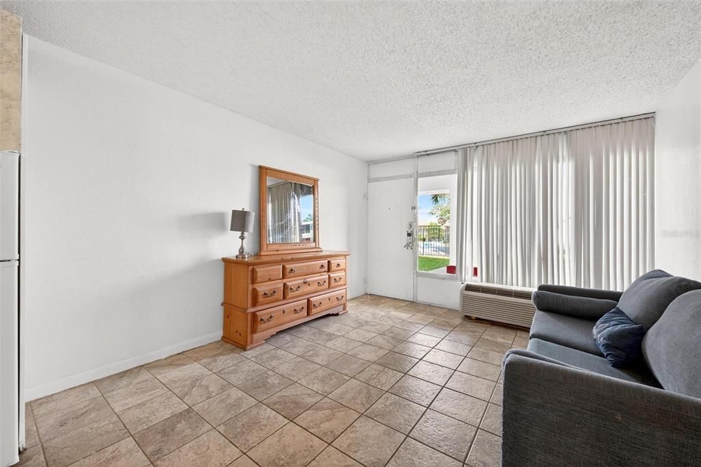 待售: $56,900 (1 贝兹, 1 浴室, 300 平方英尺)