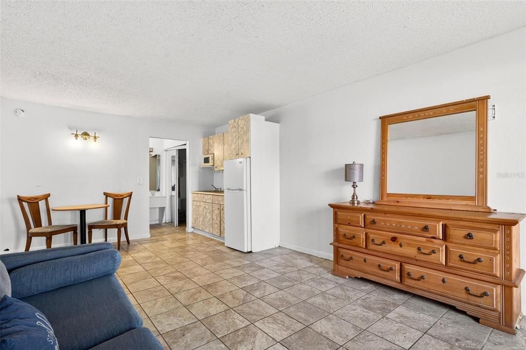 待售: $56,900 (1 贝兹, 1 浴室, 300 平方英尺)