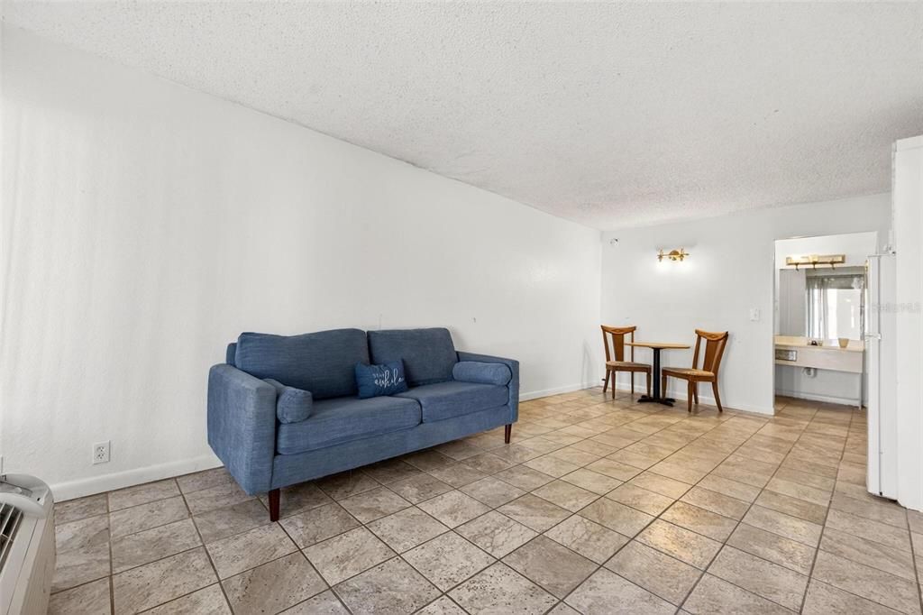 待售: $56,900 (1 贝兹, 1 浴室, 300 平方英尺)