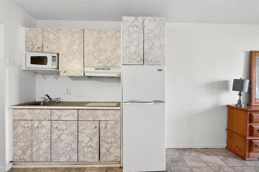 待售: $56,900 (1 贝兹, 1 浴室, 300 平方英尺)