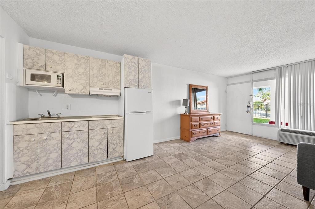 待售: $56,900 (1 贝兹, 1 浴室, 300 平方英尺)