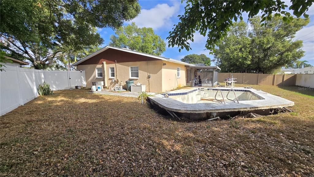 На продажу: $299,999 (3 спален, 2 ванн, 1336 Квадратных фут)