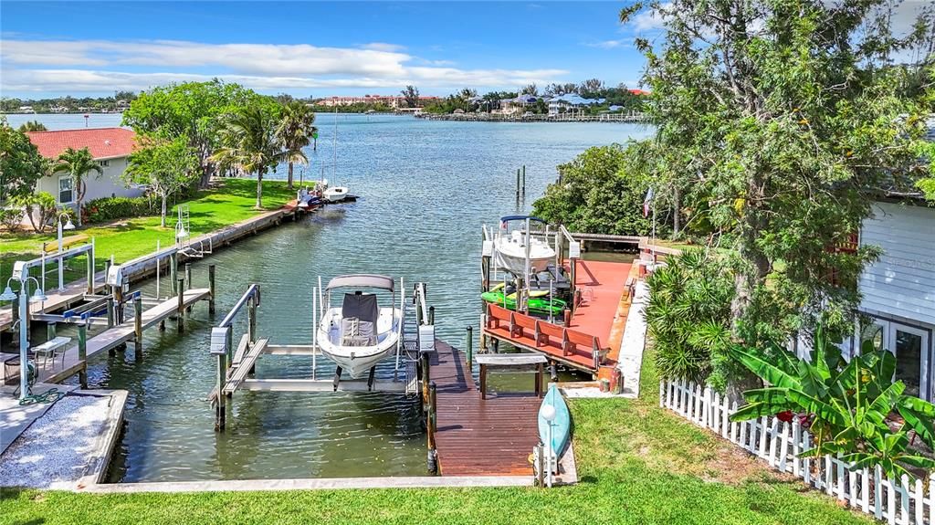 На продажу: $3,100,000 (2 спален, 2 ванн, 1961 Квадратных фут)