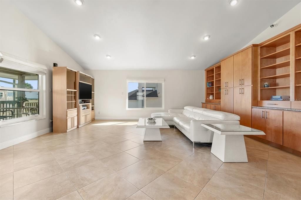 For Sale: $875,000 (2 beds, 3 baths, 2304 Square Feet)