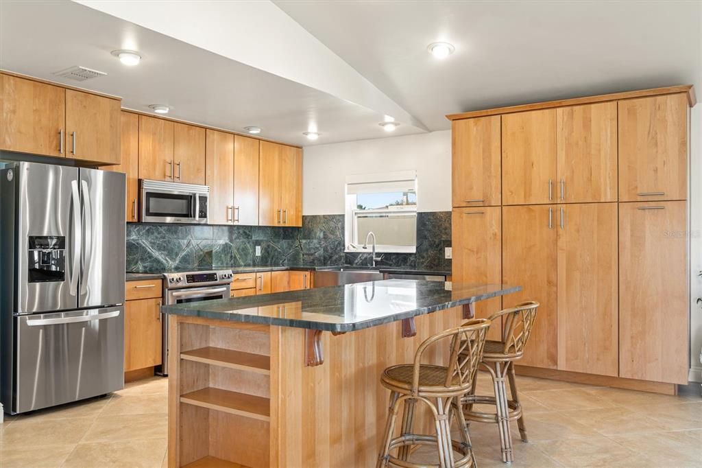 For Sale: $875,000 (2 beds, 3 baths, 2304 Square Feet)