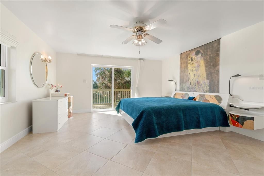 For Sale: $875,000 (2 beds, 3 baths, 2304 Square Feet)