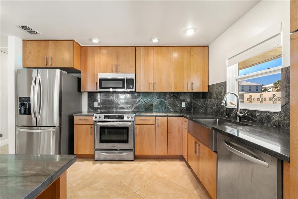 For Sale: $875,000 (2 beds, 3 baths, 2304 Square Feet)