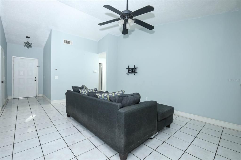 For Sale: $315,500 (3 beds, 2 baths, 1128 Square Feet)