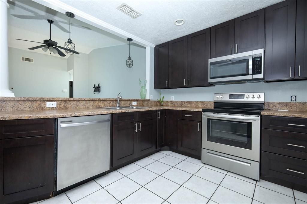 For Sale: $315,500 (3 beds, 2 baths, 1128 Square Feet)