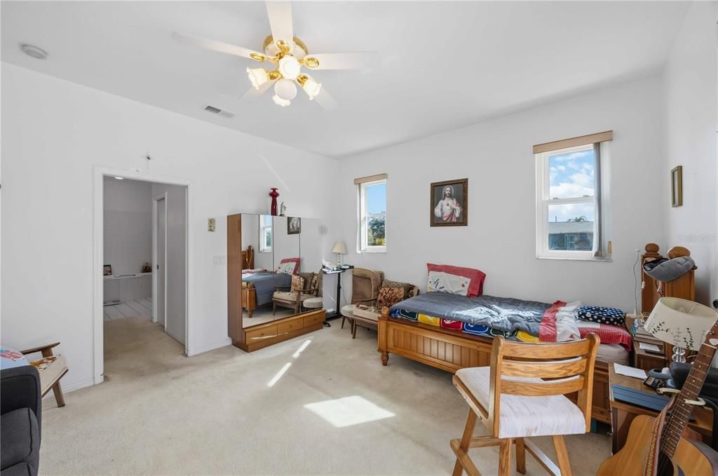 En Venta: $795,001 (3 camas, 3 baños, 2296 Pies cuadrados)