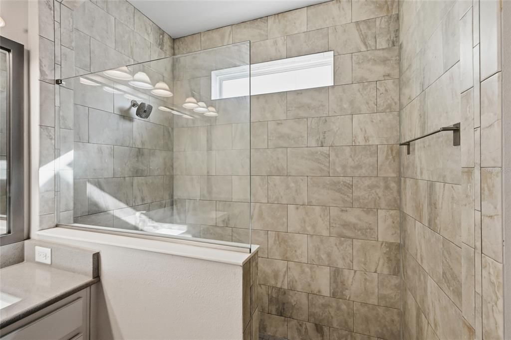 En Venta: $450,000 (3 camas, 2 baños, 2409 Pies cuadrados)