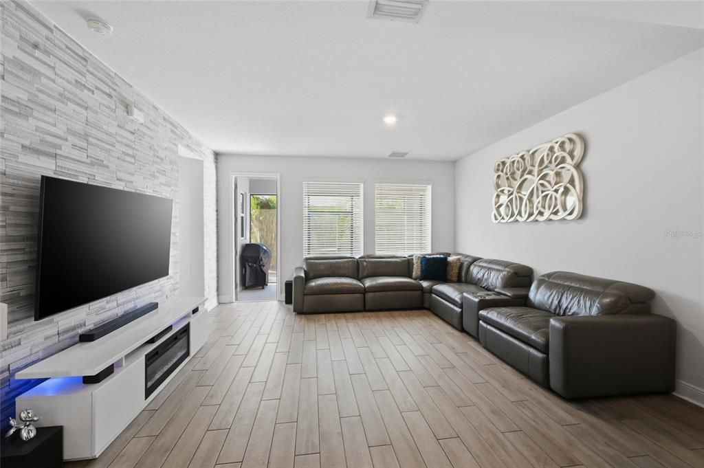 En Venta: $450,000 (3 camas, 2 baños, 2409 Pies cuadrados)