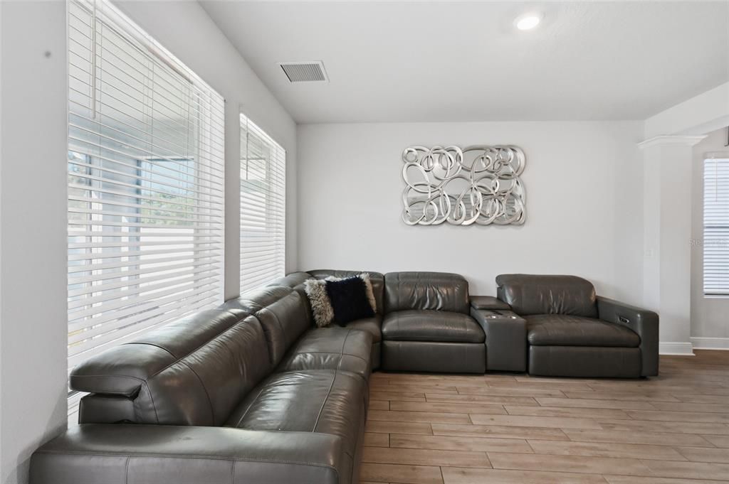 En Venta: $450,000 (3 camas, 2 baños, 2409 Pies cuadrados)