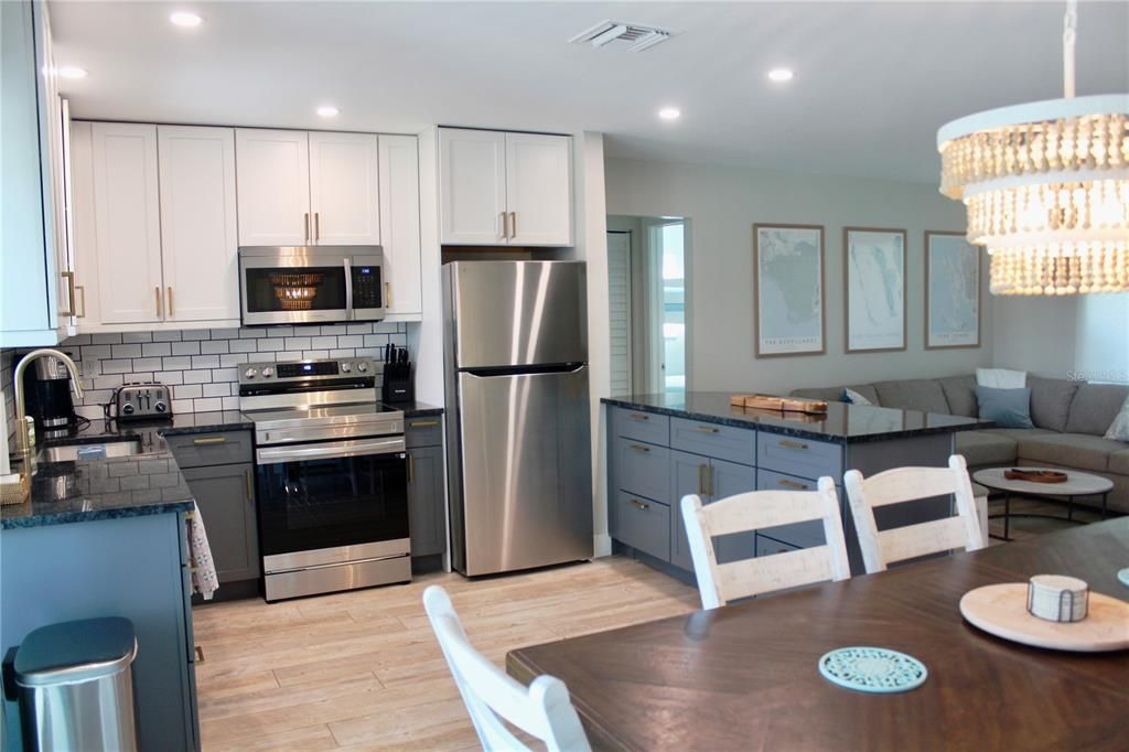 For Rent: $5,300 (2 beds, 1 baths, 841 Square Feet)