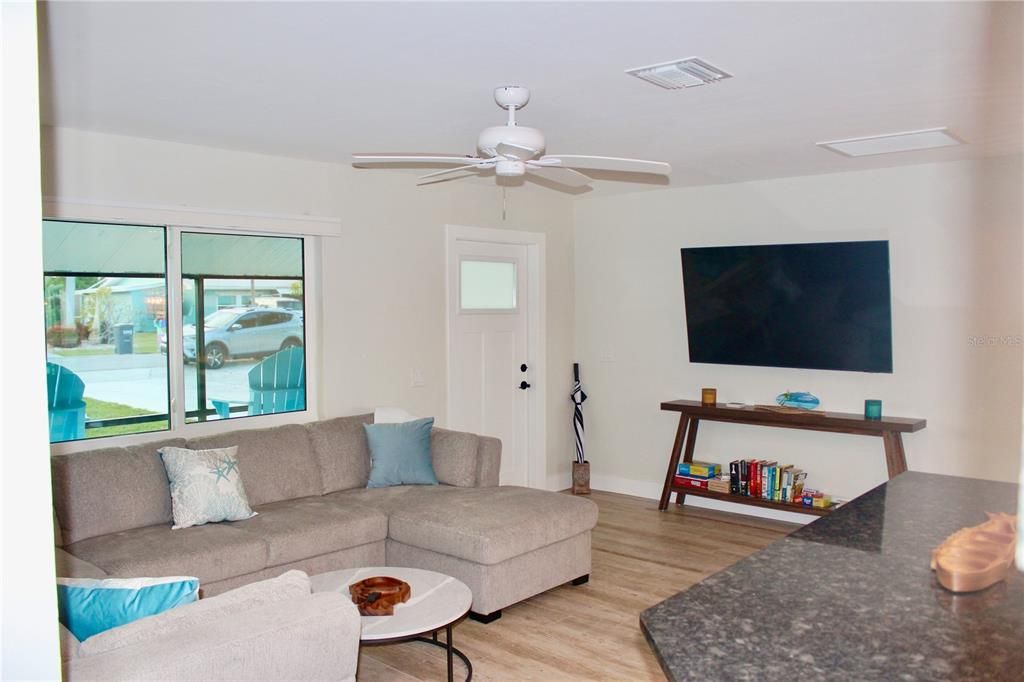 For Rent: $5,300 (2 beds, 1 baths, 841 Square Feet)