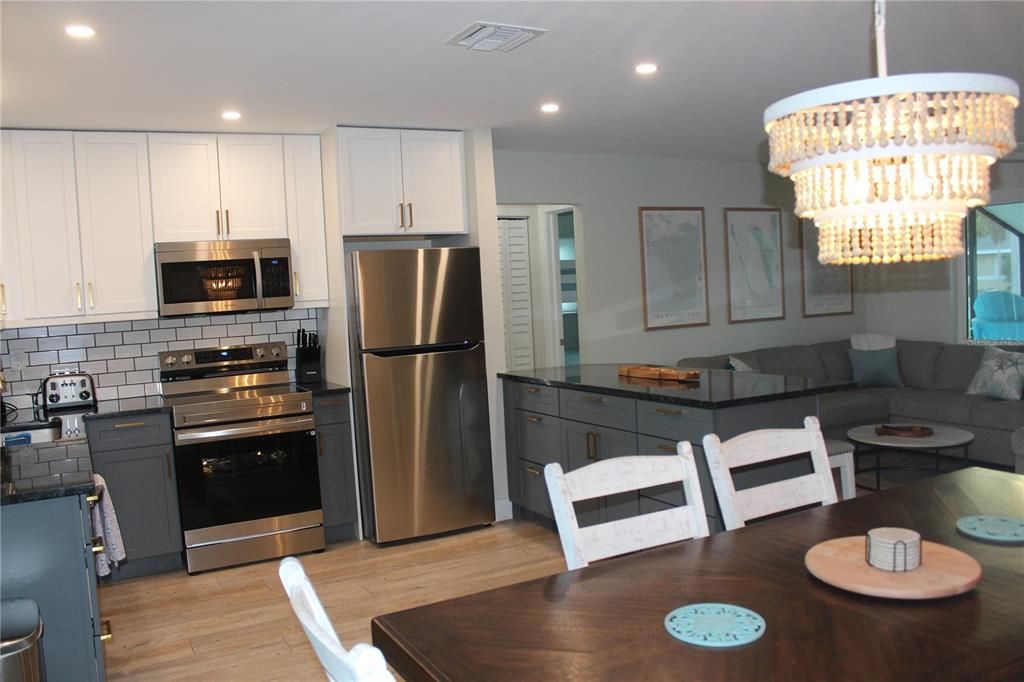 For Rent: $5,300 (2 beds, 1 baths, 841 Square Feet)