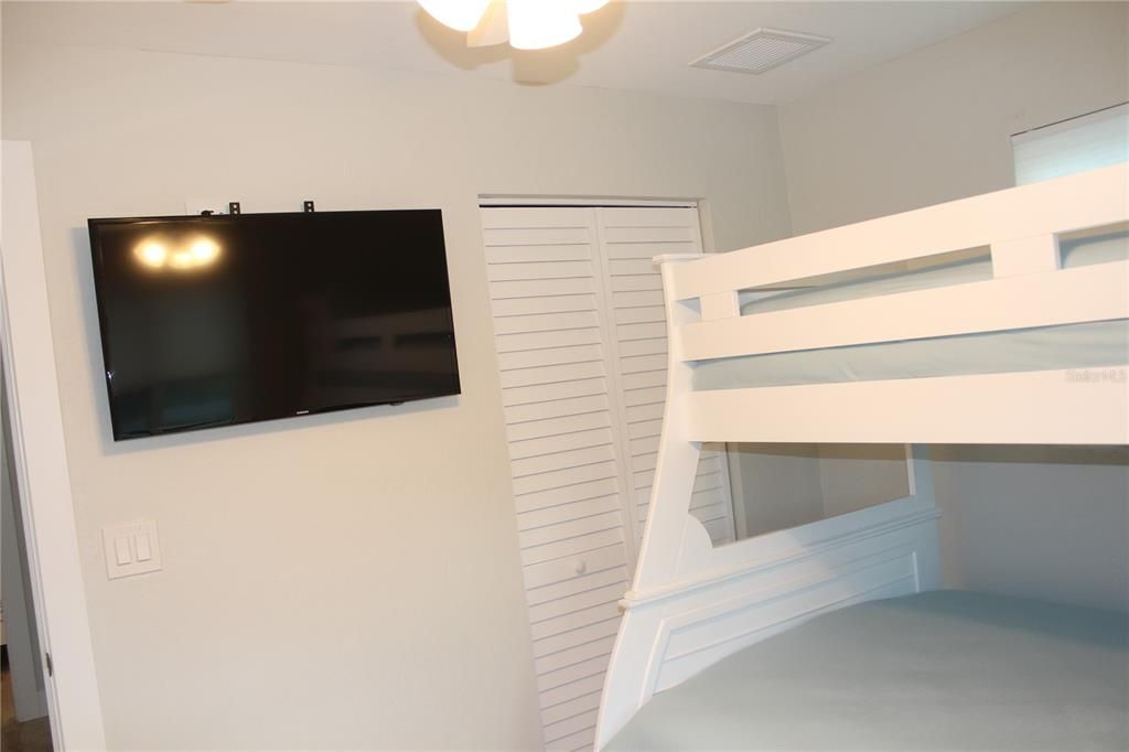 For Rent: $5,300 (2 beds, 1 baths, 841 Square Feet)