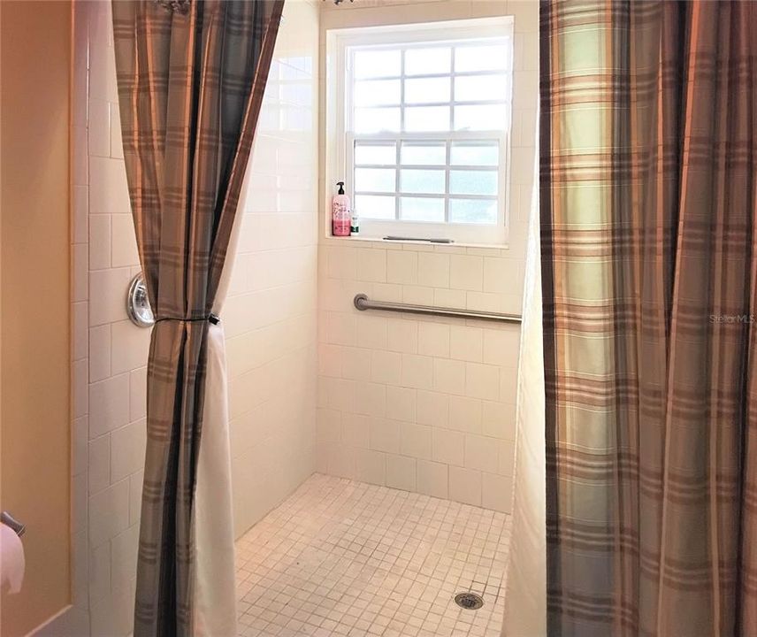 На продажу: $259,000 (2 спален, 1 ванн, 1183 Квадратных фут)