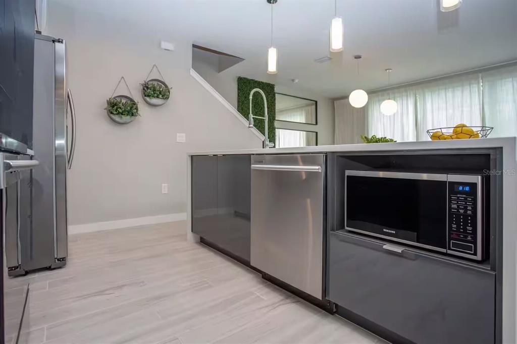 For Sale: $400,000 (4 beds, 3 baths, 1752 Square Feet)