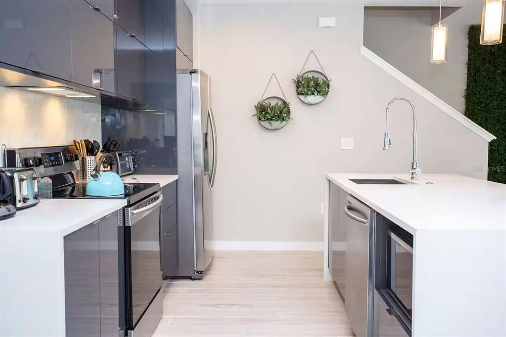 For Sale: $400,000 (4 beds, 3 baths, 1752 Square Feet)