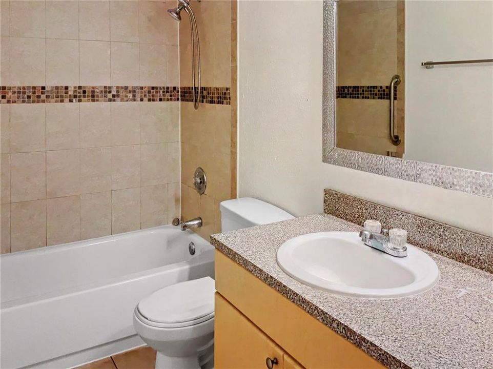 待售: $160,000 (1 贝兹, 1 浴室, 768 平方英尺)