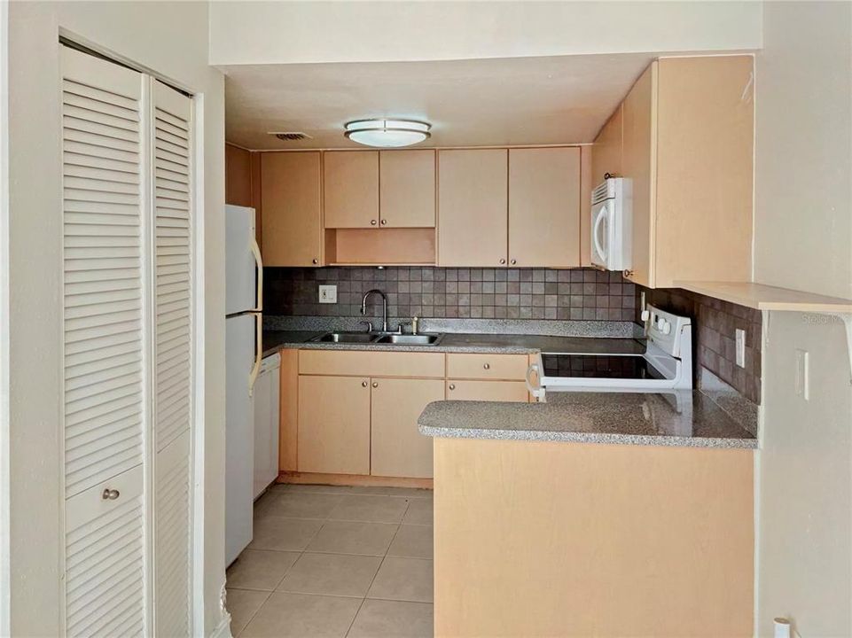 待售: $160,000 (1 贝兹, 1 浴室, 768 平方英尺)