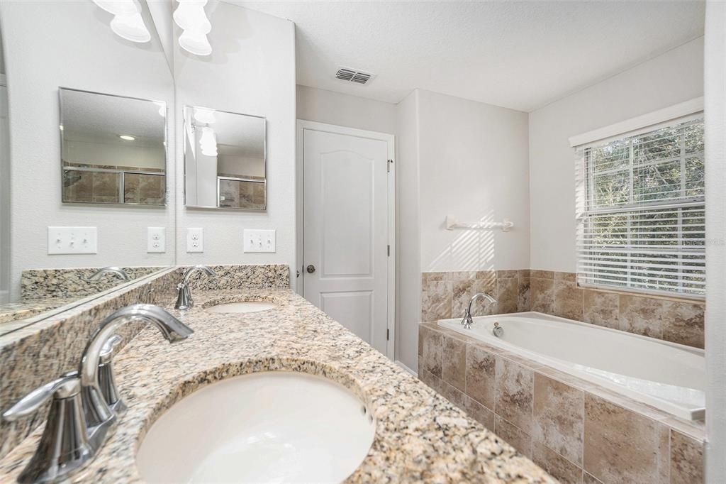 待售: $349,000 (3 贝兹, 2 浴室, 1988 平方英尺)