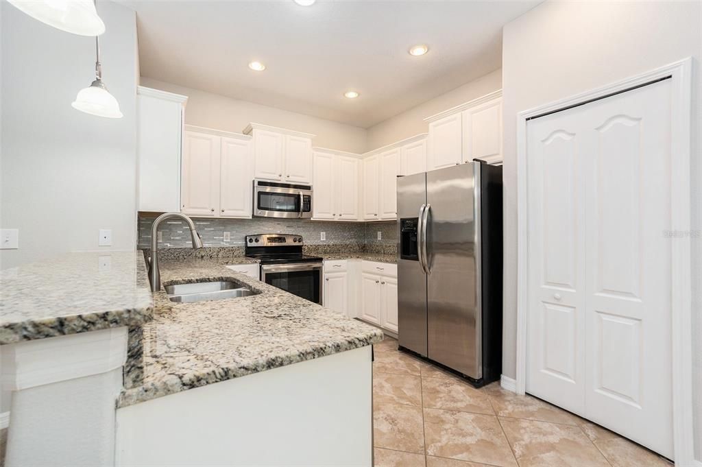 待售: $349,000 (3 贝兹, 2 浴室, 1988 平方英尺)