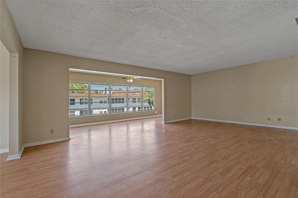 待售: $69,000 (2 贝兹, 2 浴室, 1579 平方英尺)