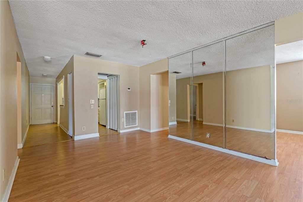 待售: $69,000 (2 贝兹, 2 浴室, 1579 平方英尺)