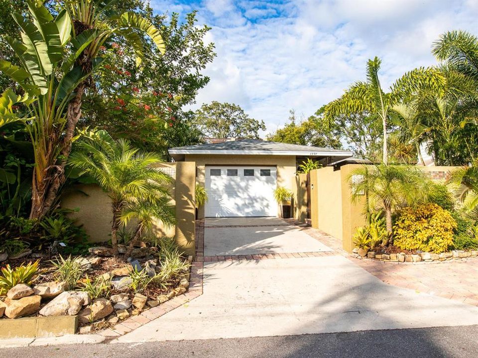 For Sale: $1,320,000 (3 beds, 3 baths, 1996 Square Feet)